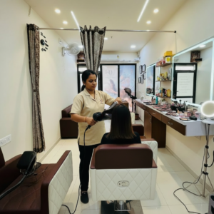blow-dryer-at-divya-graceful-glam